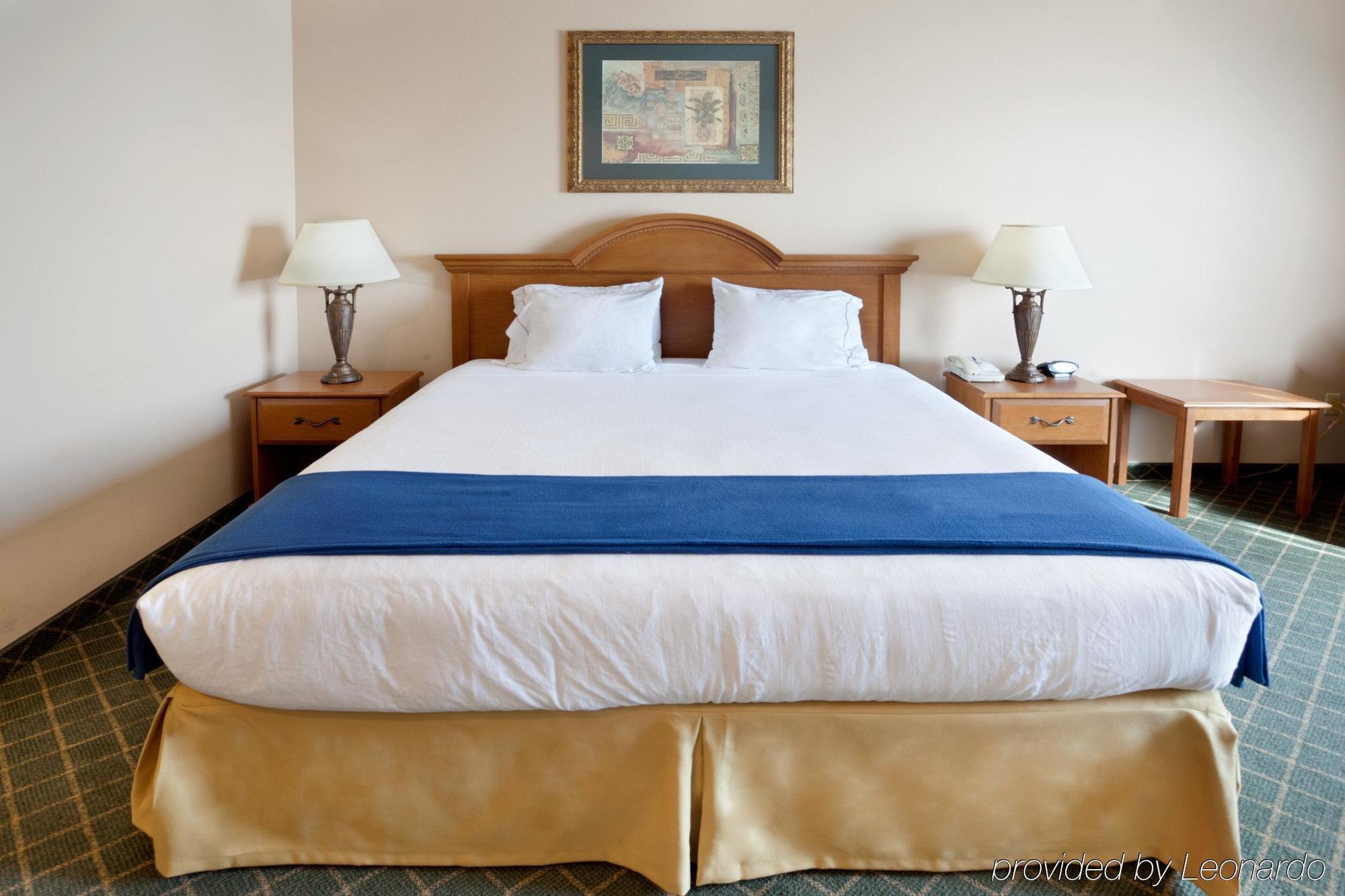 Holiday Inn Express Hotel And Suites Alice By Ihg Стая снимка