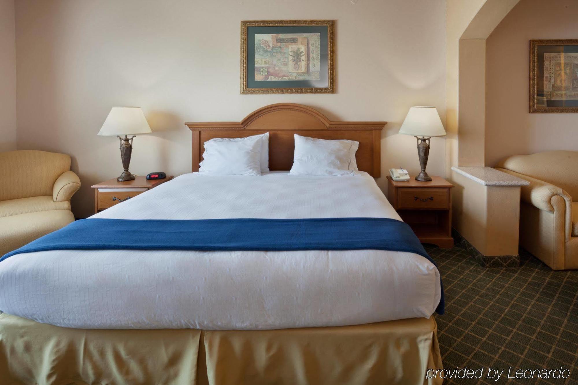 Holiday Inn Express Hotel And Suites Alice By Ihg Стая снимка